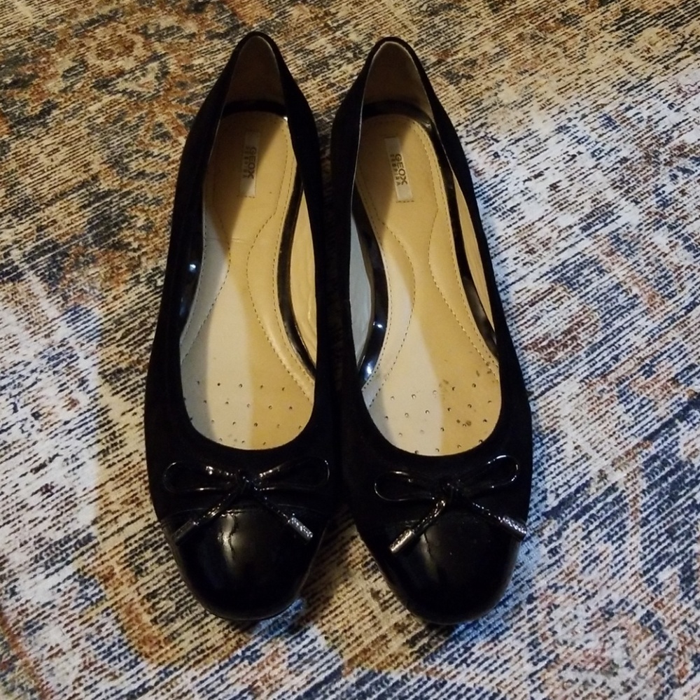 Nearly new Geox ballet flats suede/patent